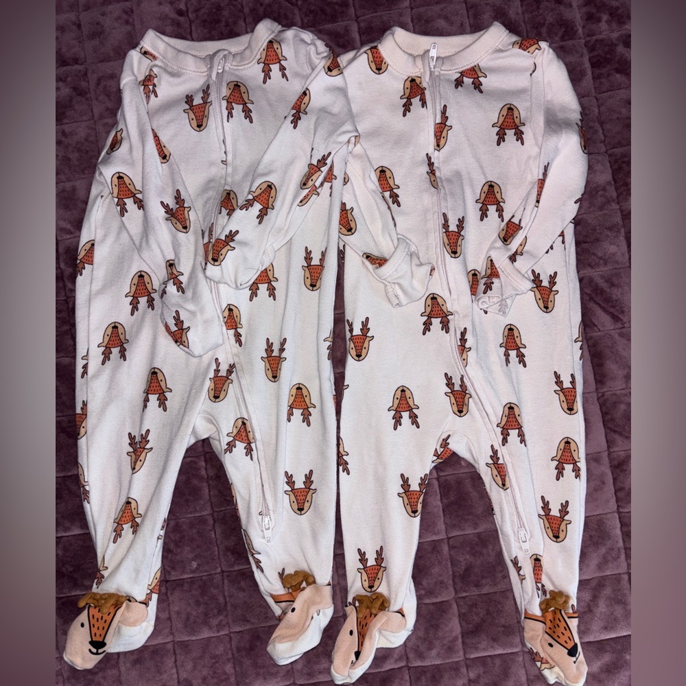Old Navy White Reindeer Print Footed Pajama Set
